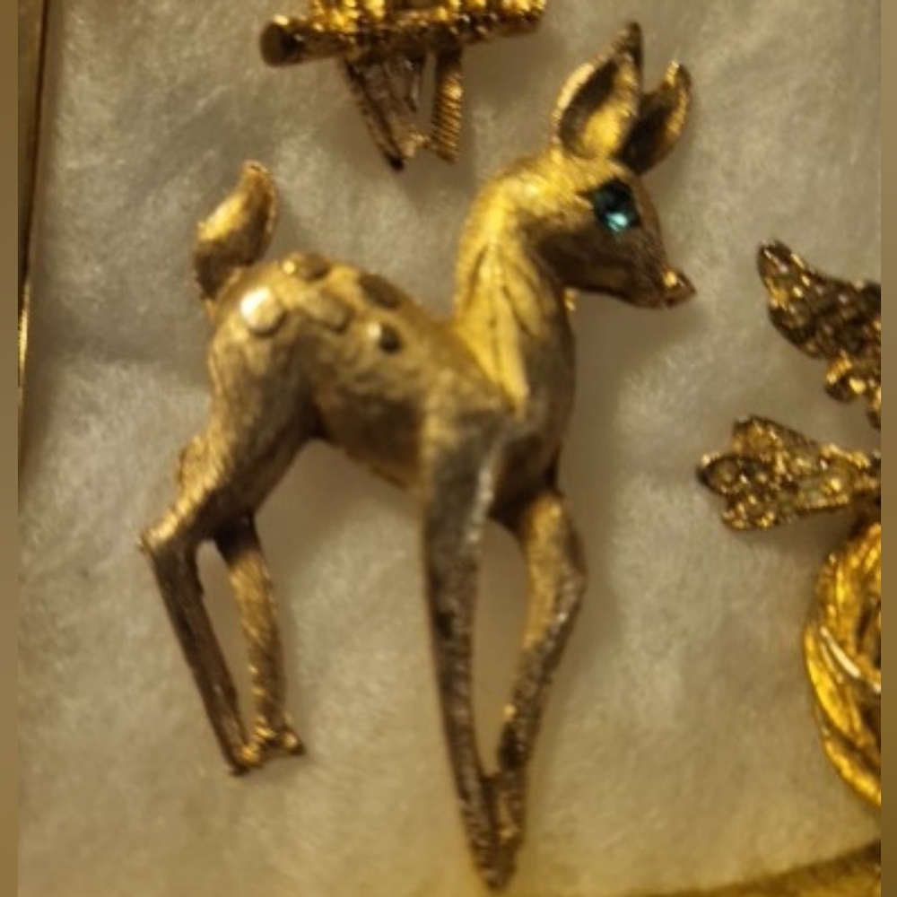 Vintage Gold Tone Deer Brooch Holiday Green Rhinestone Eye - Picture 1 of 1